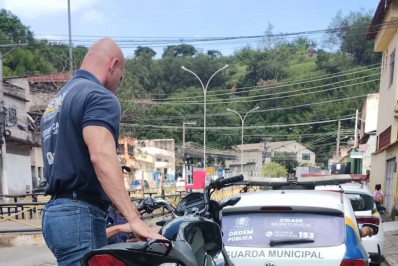 Ordem Pública recolhe moto que obstruía calçada na Vila Brasília