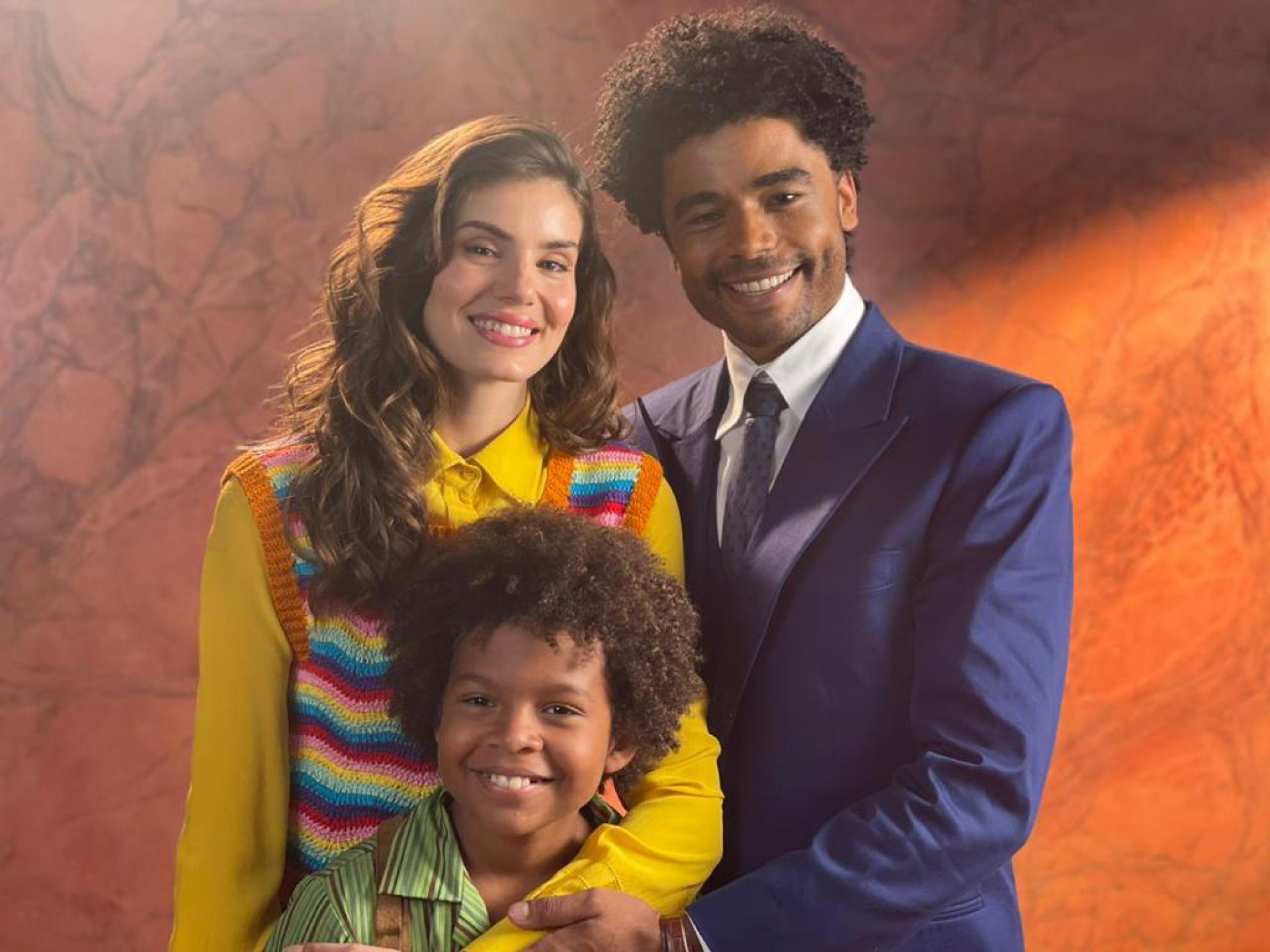 Camila Queiroz, Diogo Almeida e Levi Asaf nos bastidores de 'Amor Perfeito'. - Divulgação/Globo