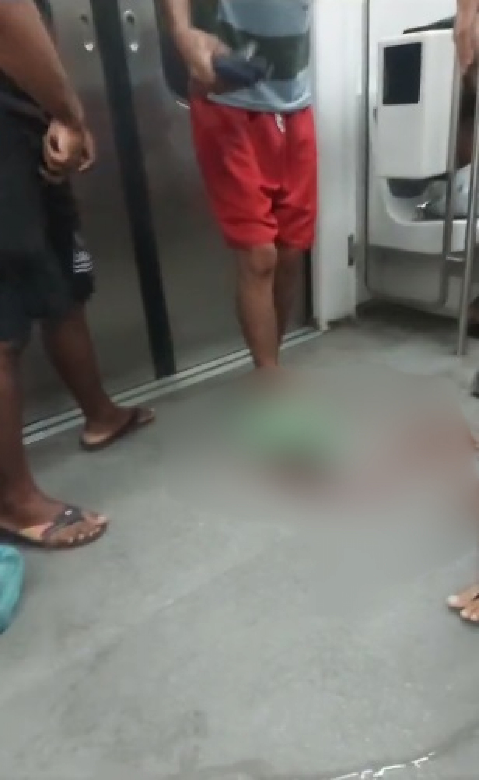 Passageiros foram baleados dentro de trem do ramal Belford Roxo durante confronto no Jacarezinho