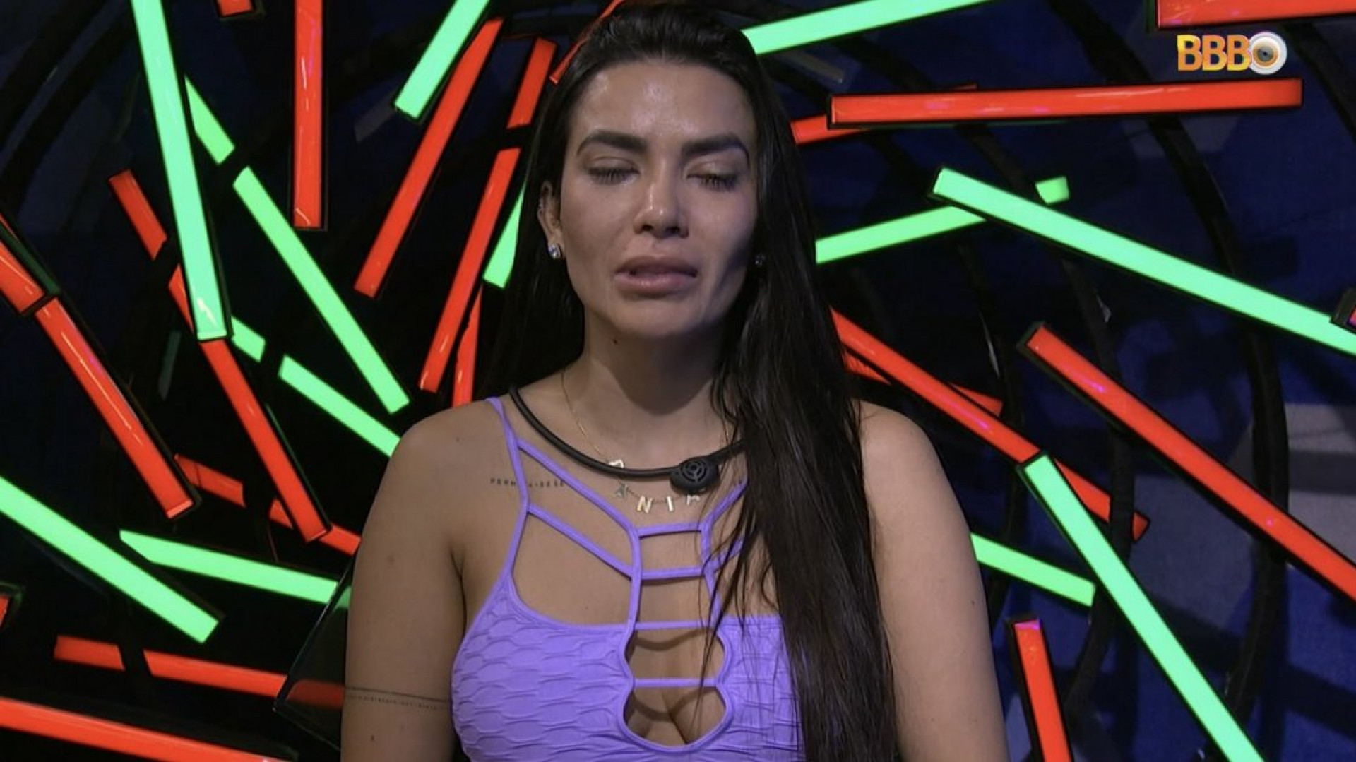 Dania chora e diz que não falou nada sobre assédio de MC Guimê por medo de prejudicá-lo e de causar desconforto nos seus colegas de confinamento - Reprodução