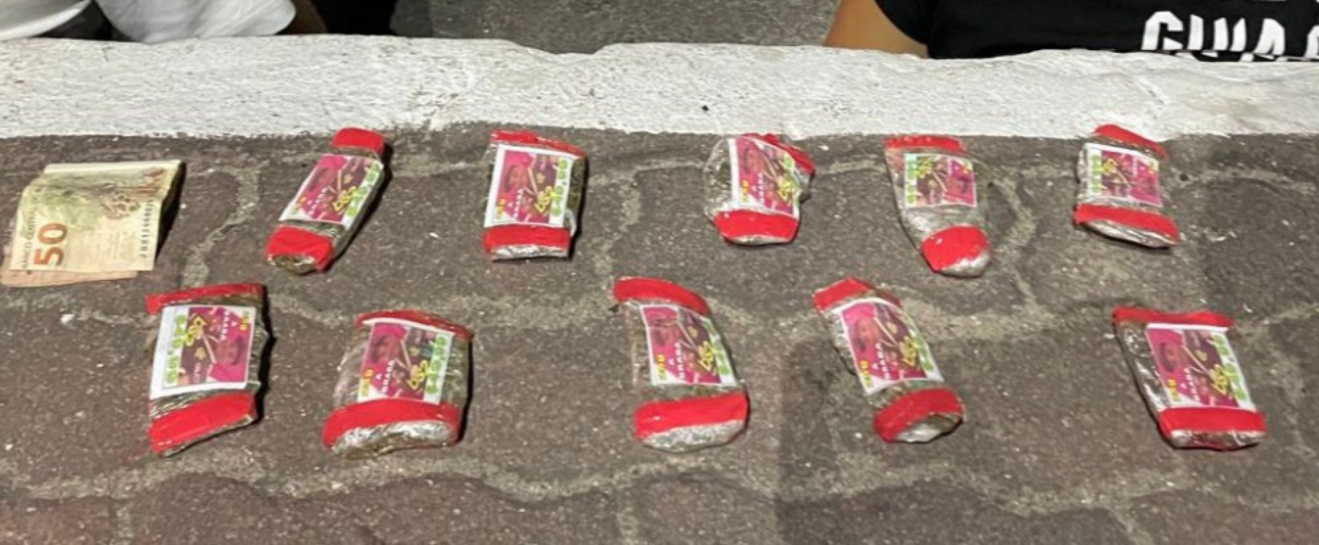 A dupla foi encaminhada para a delegacia, onde o homem permaneceu preso por tr&aacute;fico de drogas e o menor apreendido por crime an&aacute;logo. - Letycia Rocha (RC24h)