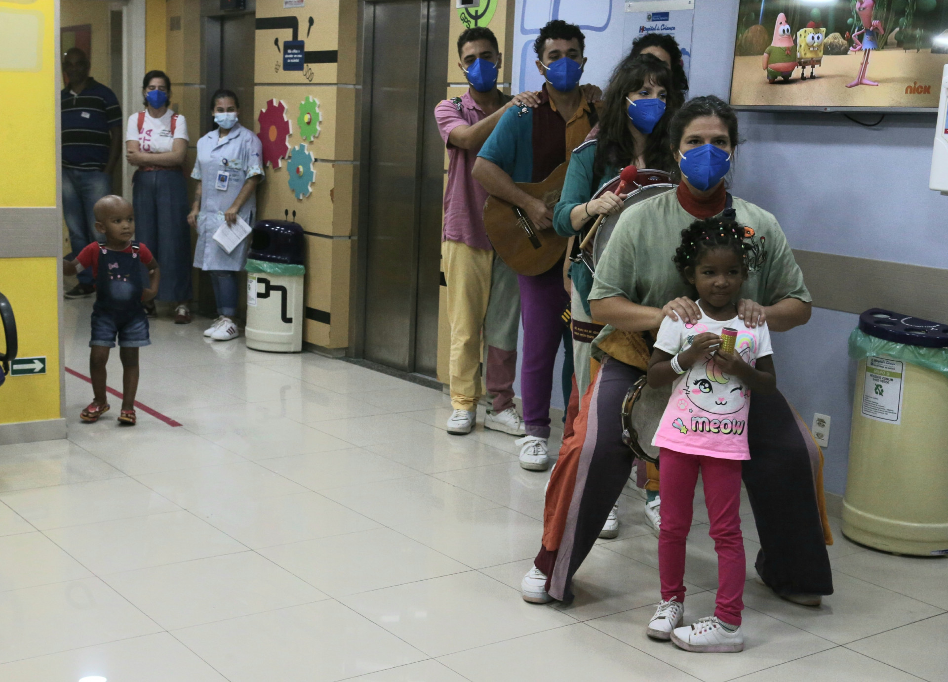 Grupo Conex&atilde;o do Bem no Hospital Estadual da Crian&ccedil;a. Na foto, Myllena Bastos &agrave; frente do trenzinho  - Cleber Mendes