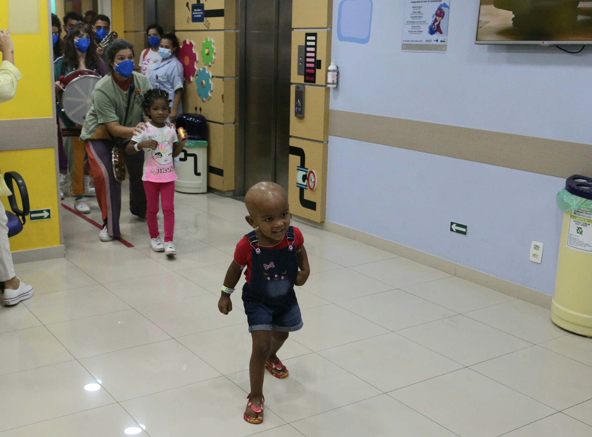 Grupo Conex&atilde;o do Bem no Hospital Estadual da Crian&ccedil;a. Ester vai frente e Myllena no trenzinho com os m&uacute;sicos e atores - Cleber Mendes