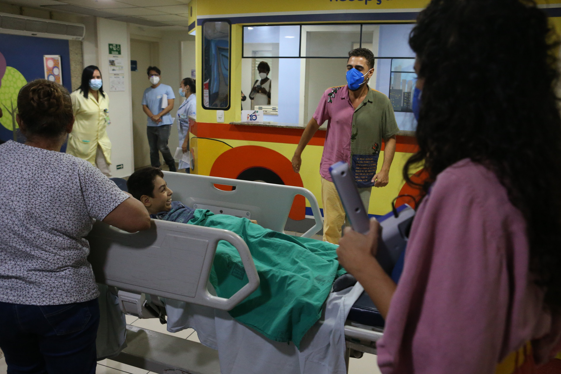 Grupo Conex&atilde;o do Bem no Hospital Estadual da Crian&ccedil;a. Sebastian Alves se diverte com encena&ccedil;&atilde;o de pescaria - Cleber Mendes