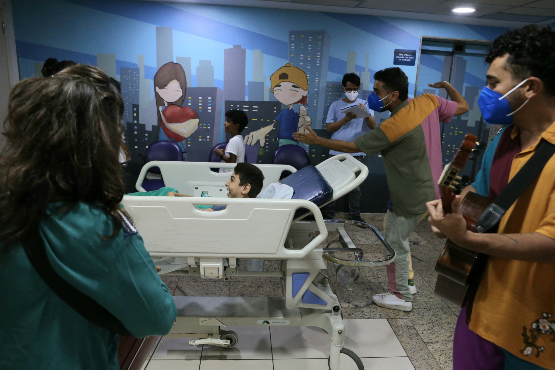 Grupo Conexão do Bem no Hospital Estadual da Criança: o menino Sebastian Alves se diverte com a encenação de uma pescaria - Cleber Mendes/Agencia O Dia