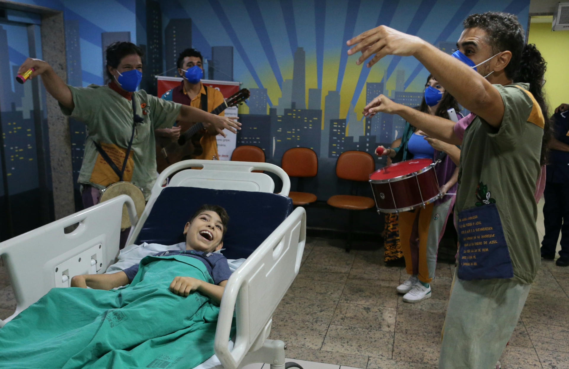 Grupo Conex&atilde;o do Bem no Hospital Estadual da Crian&ccedil;a. Sebastian Alves se diverte com encena&ccedil;&atilde;o de pescaria - Cleber Mendes/Agencia O Dia