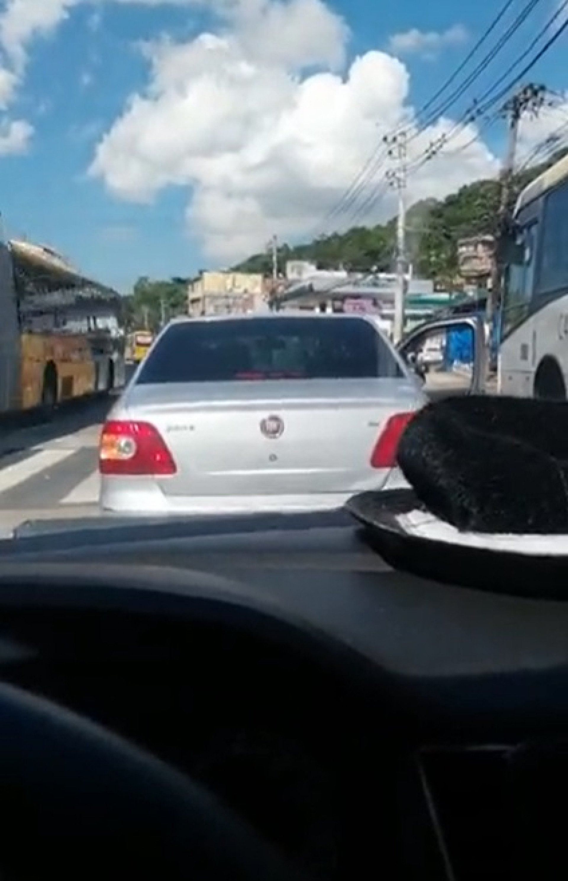 Motoristas ficaram em meio ao fogo cruzado na Rua Cândido Benício