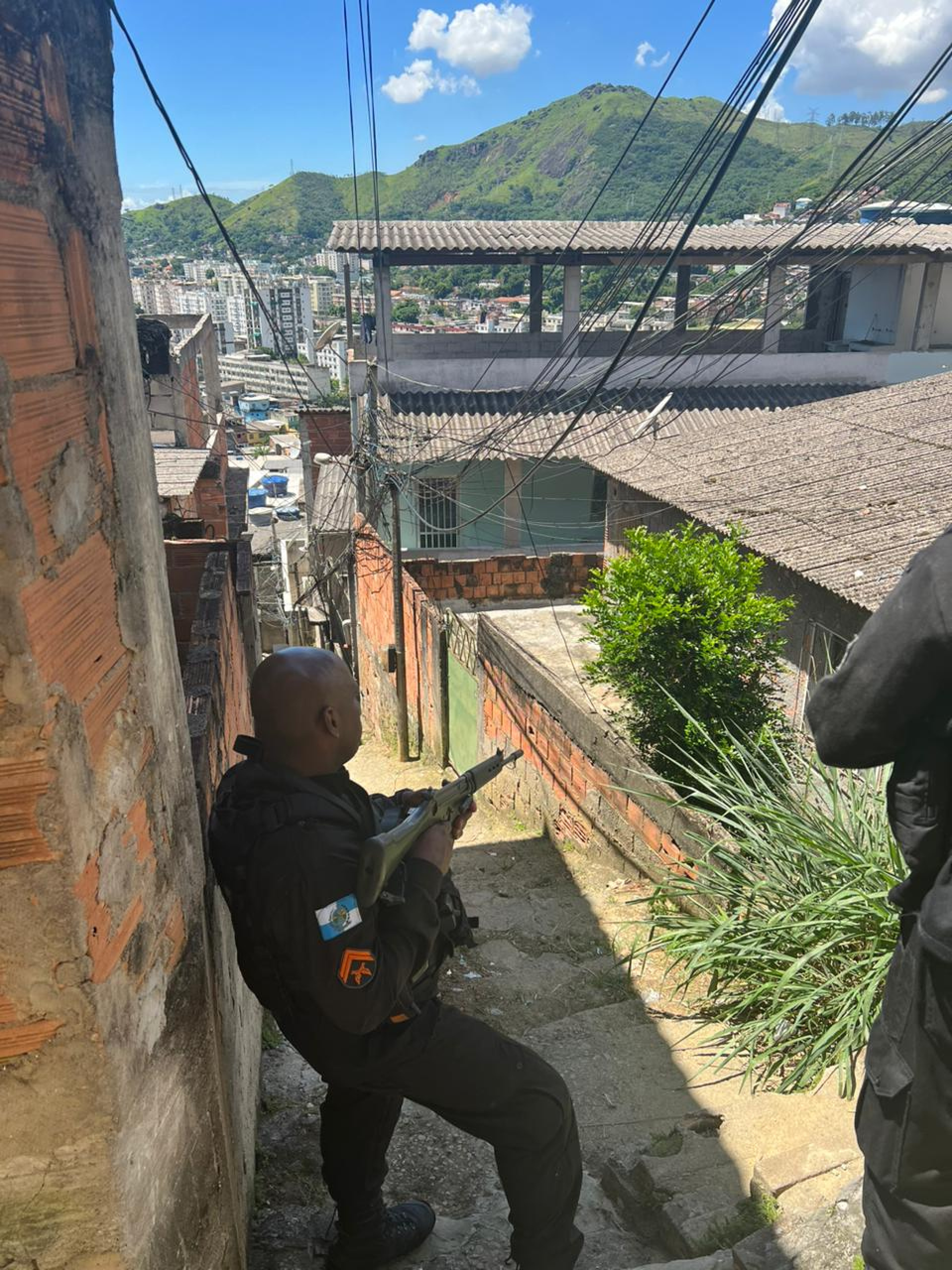 PM reforça patrulhamento na Praça Seca, após intenso confronto nas comunidades da Chacrinha e do Jordão