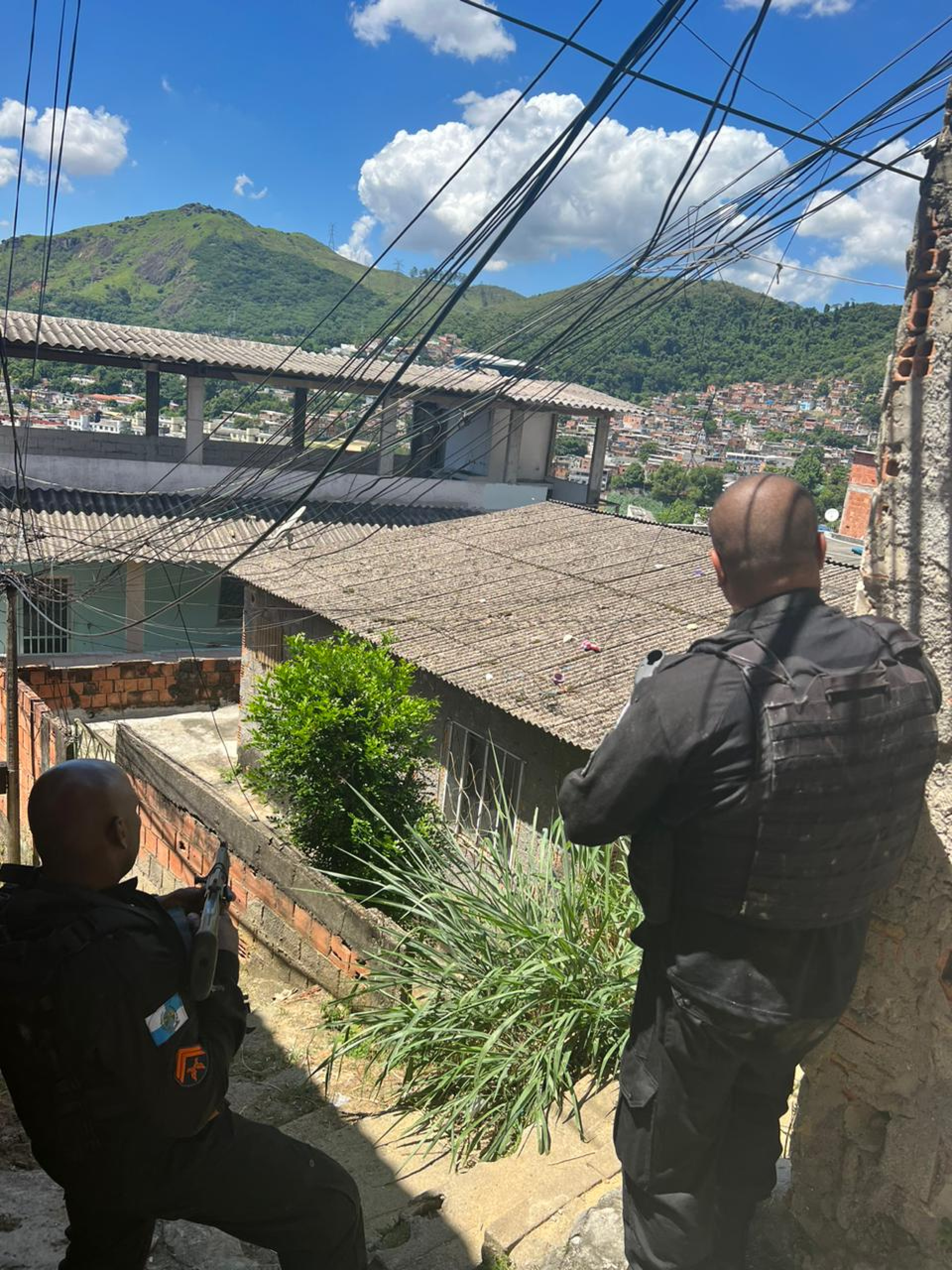 PM reforça patrulhamento na Praça Seca, após intenso confronto nas comunidades da Chacrinha e do Jordão