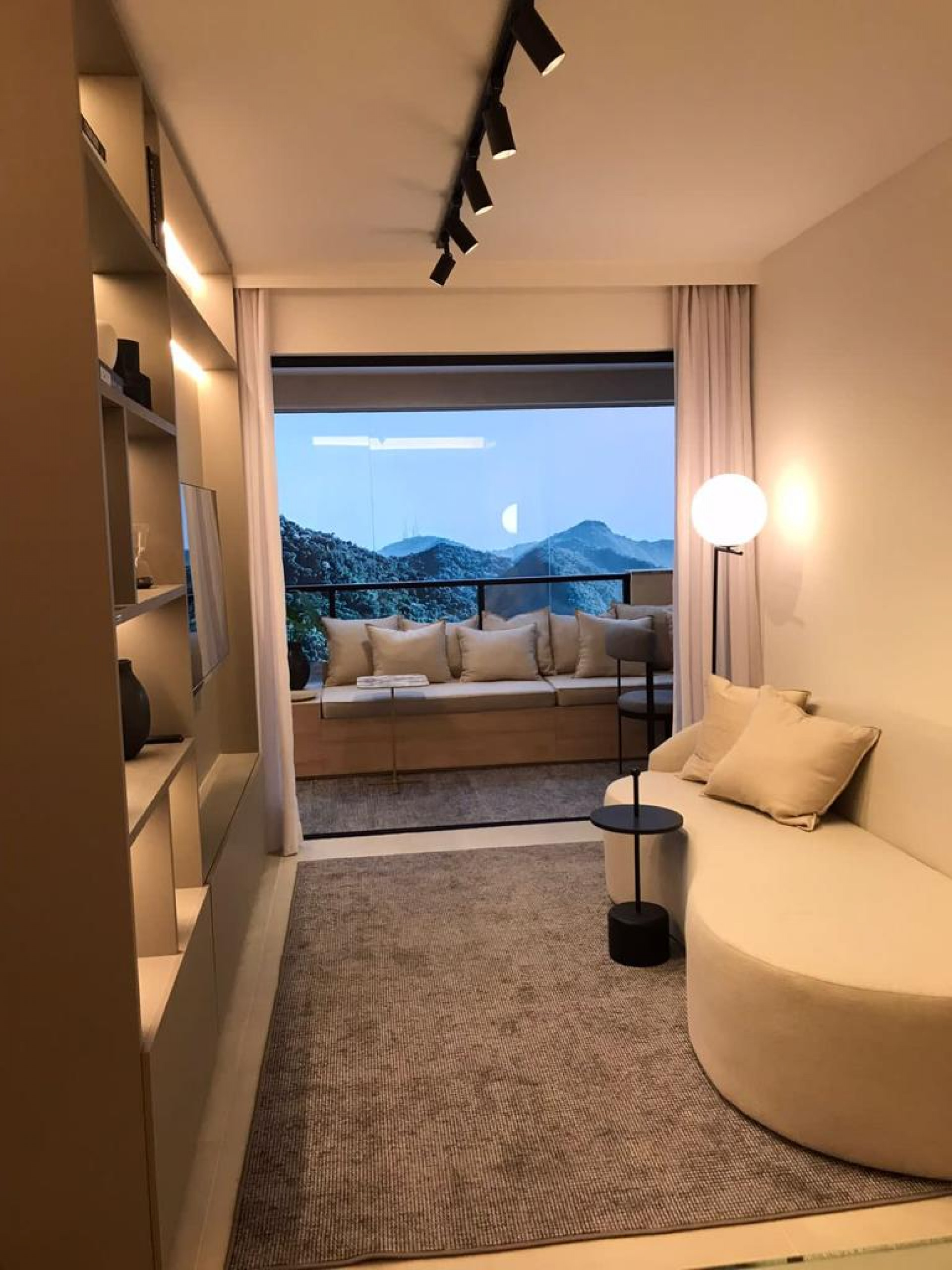 Sala e varanda do apartamento decorado de residencial na Tijuca que está sendo comercializado com tudo dentro