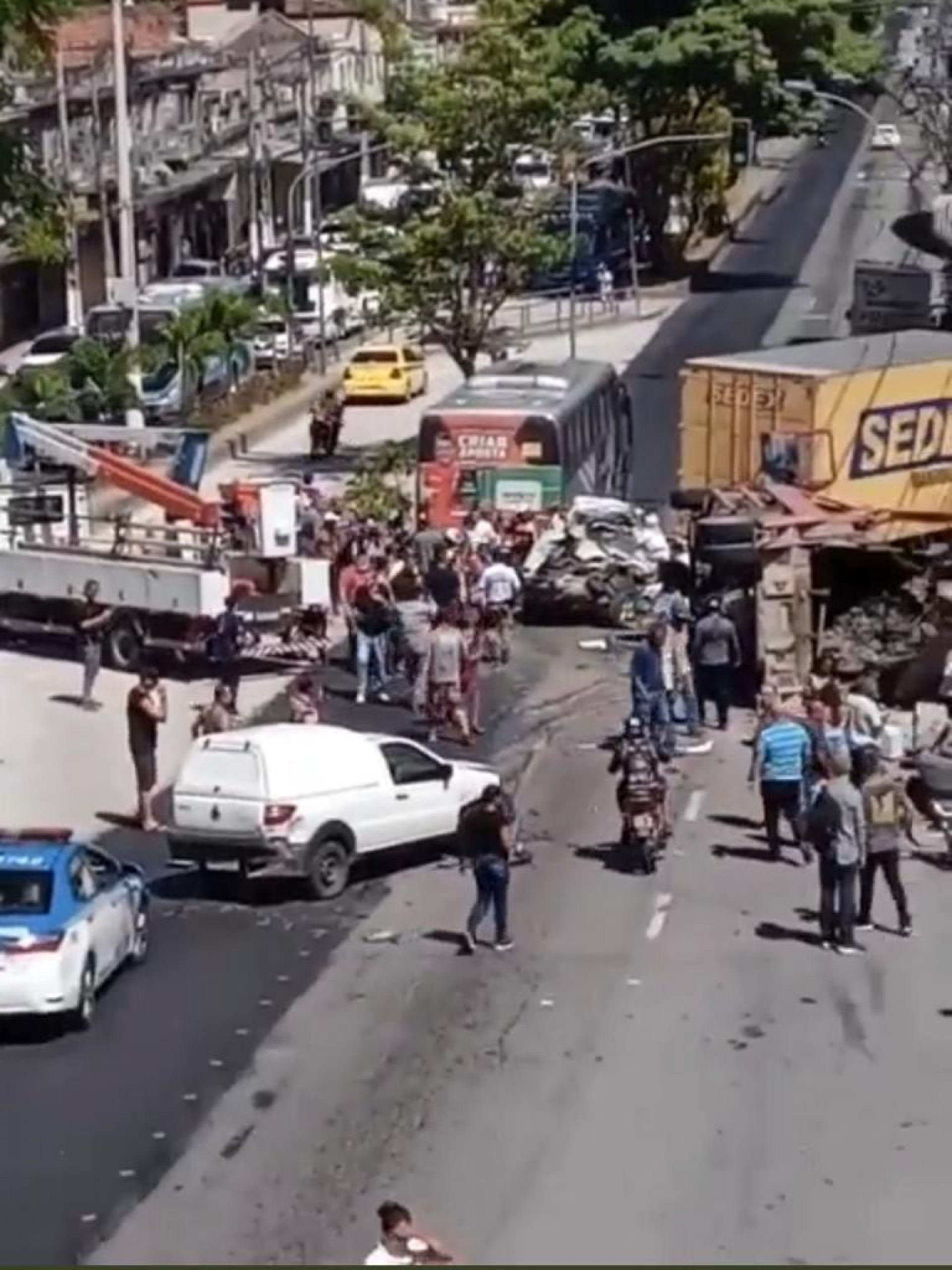 Caminh&atilde;o perdeu o controle ap&oacute;s falha nos freios, arrastou v&aacute;rios ve&iacute;culos e bateu em um poste