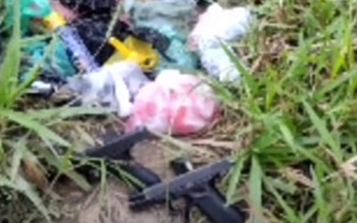 Duas pistolas 9mm e drogas estavam ao lado dos suspeitos mortos no confronto