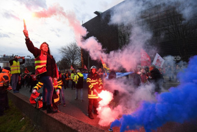 França: protesto se espalha após decreto de Macron