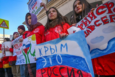 Ativistas pró-Kremlin protestam em Moscou ante embaixadas de países 'hostis'