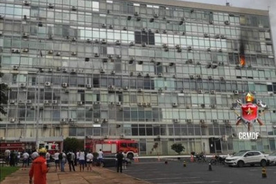 Incêndio atinge 6º andar do prédio do Comando da Marinha em Brasília