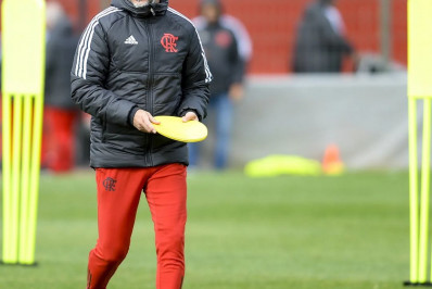 Com três zagueiros e Gabigol no banco, Vítor Pereira escala Flamengo para final do Carioca