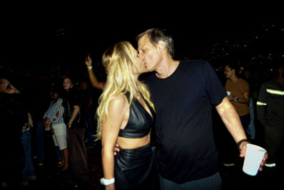 Eliana e o marido trocam beijos em show do Coldplay