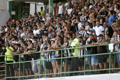 Botafogo é absolvido pelo TJD por copo arremessado na direção de Luís Castro em jogo da Taça Rio