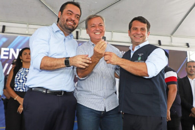 Búzios recebe duas ambulâncias do estado em cerimônia com o governador