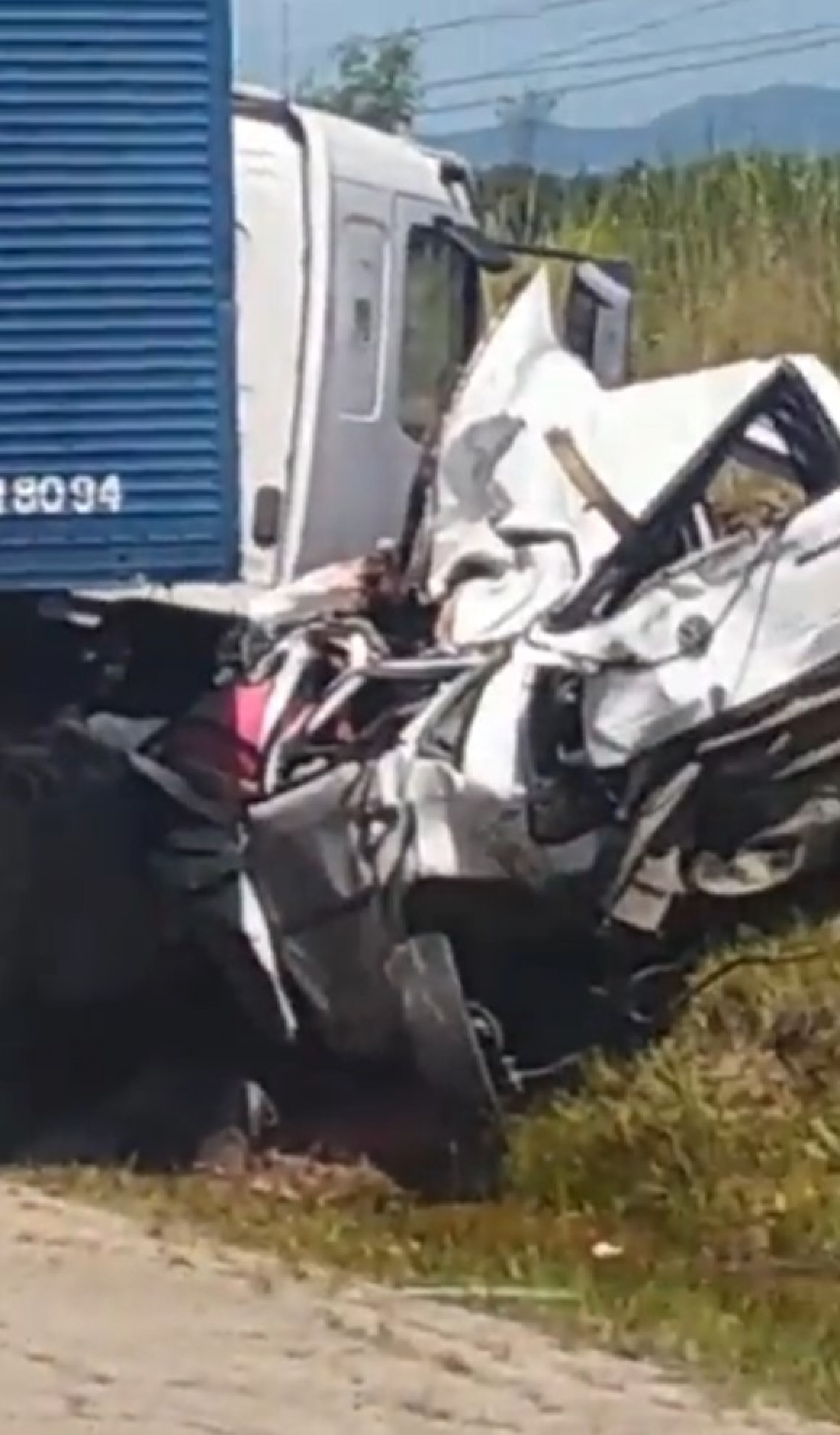 Com o impacto, o carro de passeio ficou completamente destruído