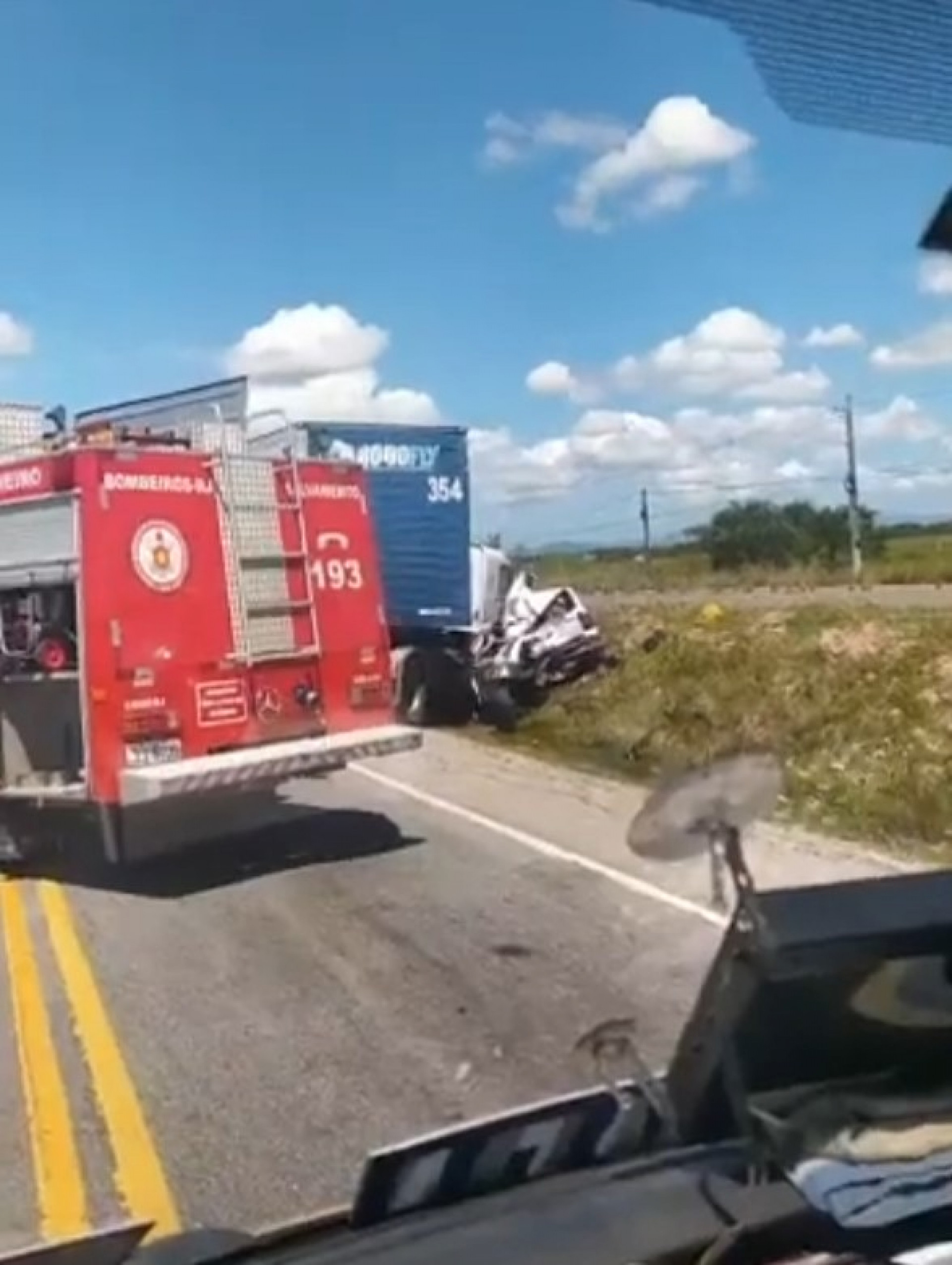 O automóvel de passeio foi lançado para fora da pista durante a colisão