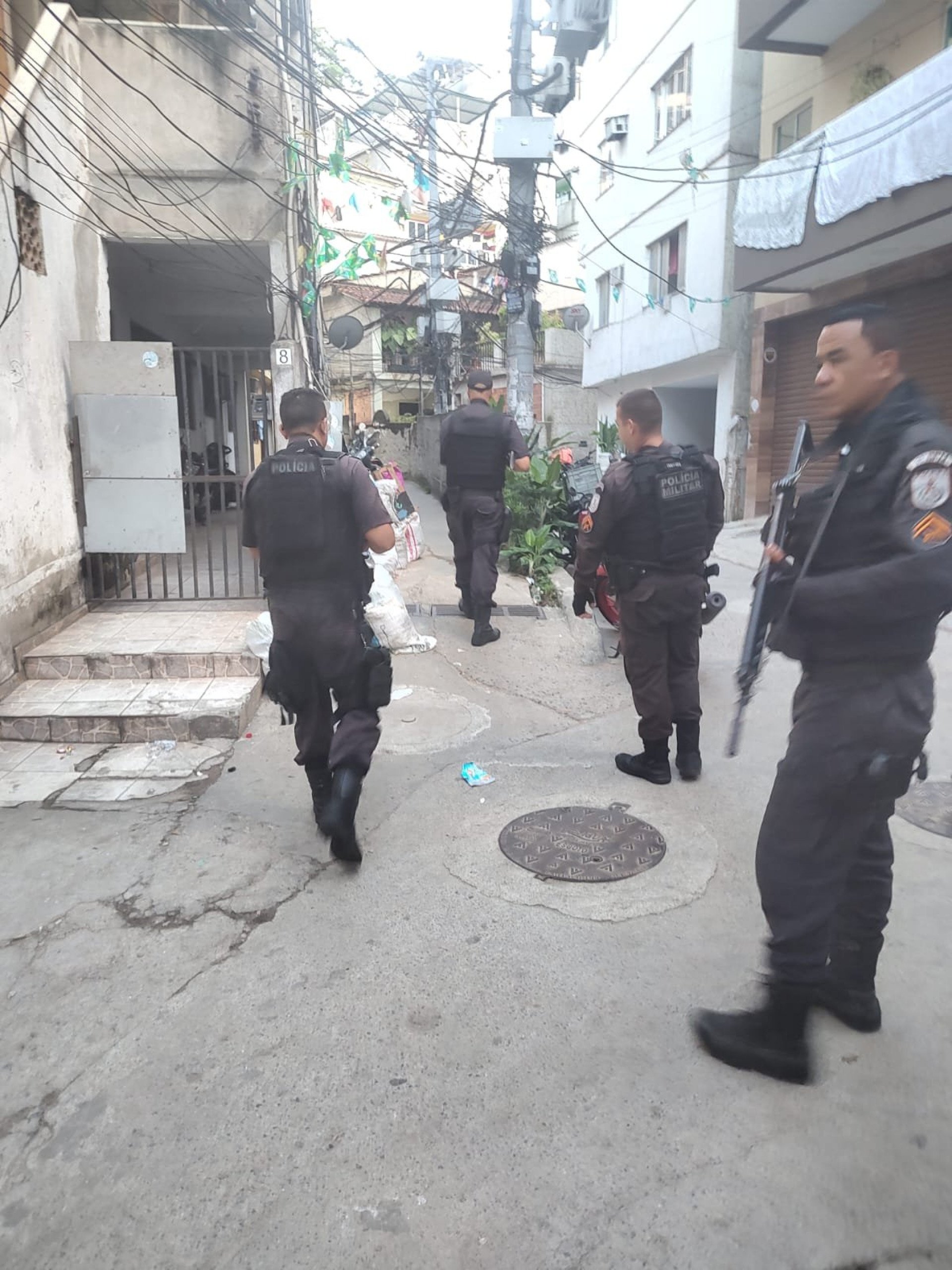 PMs do 31&ordm; BPM (Recreio) realizam patrulhamento na comunidade da Tijuquinha