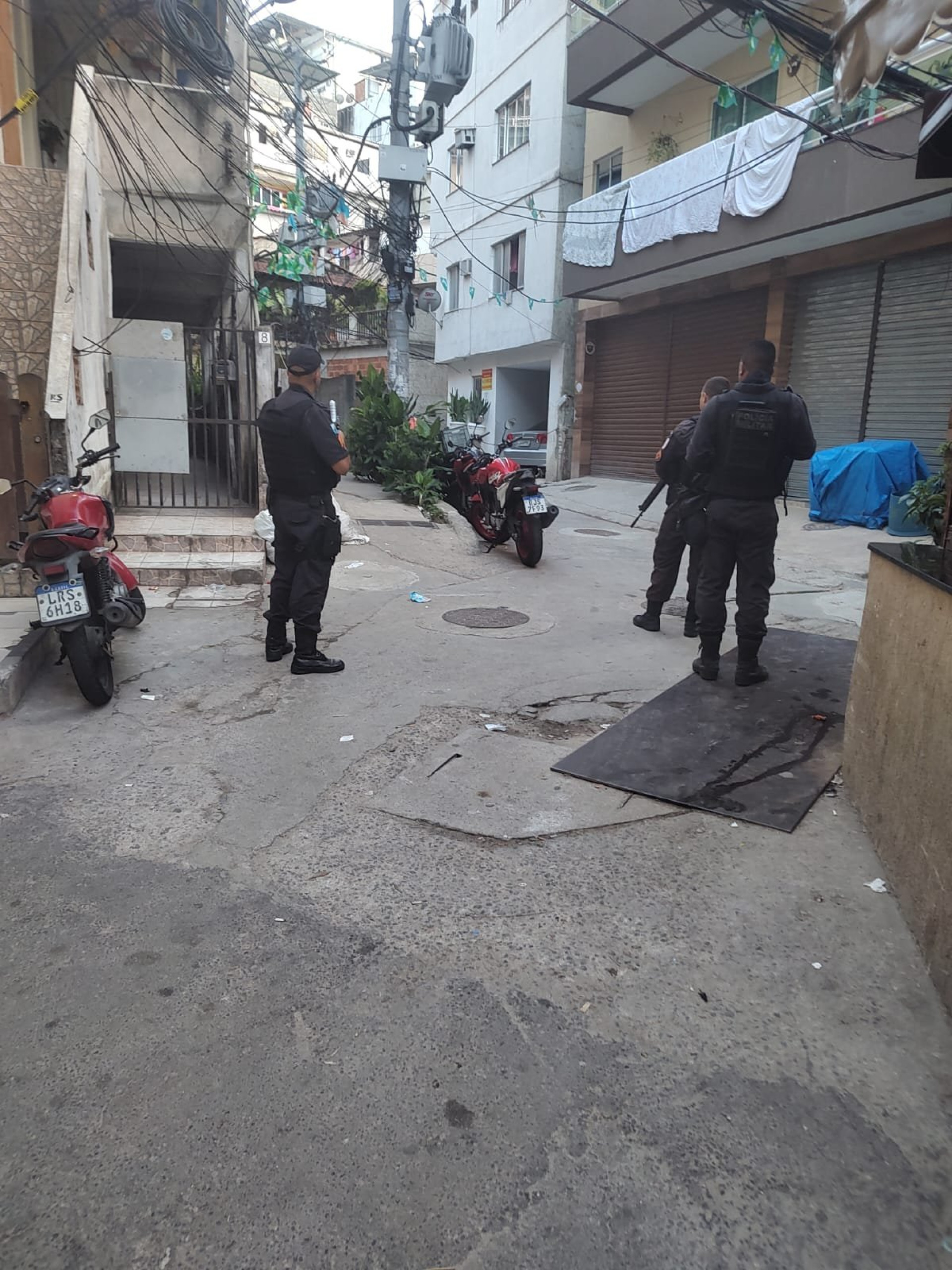 PMs do 31&ordm; BPM (Recreio) realizam patrulhamento na comunidade da Tijuquinha