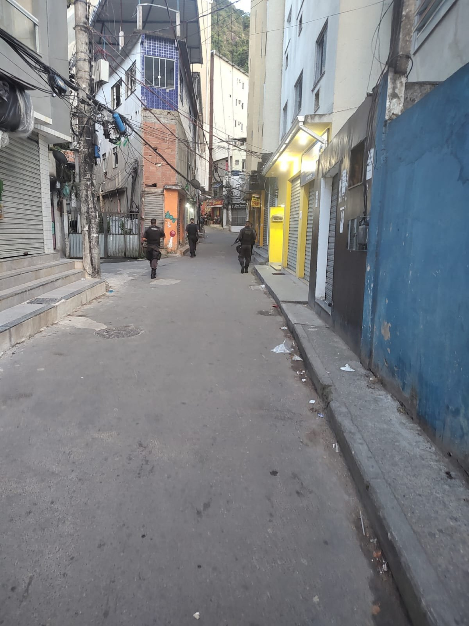 PMs do 31&ordm; BPM (Recreio) realizam patrulhamento na comunidade da Tijuquinha