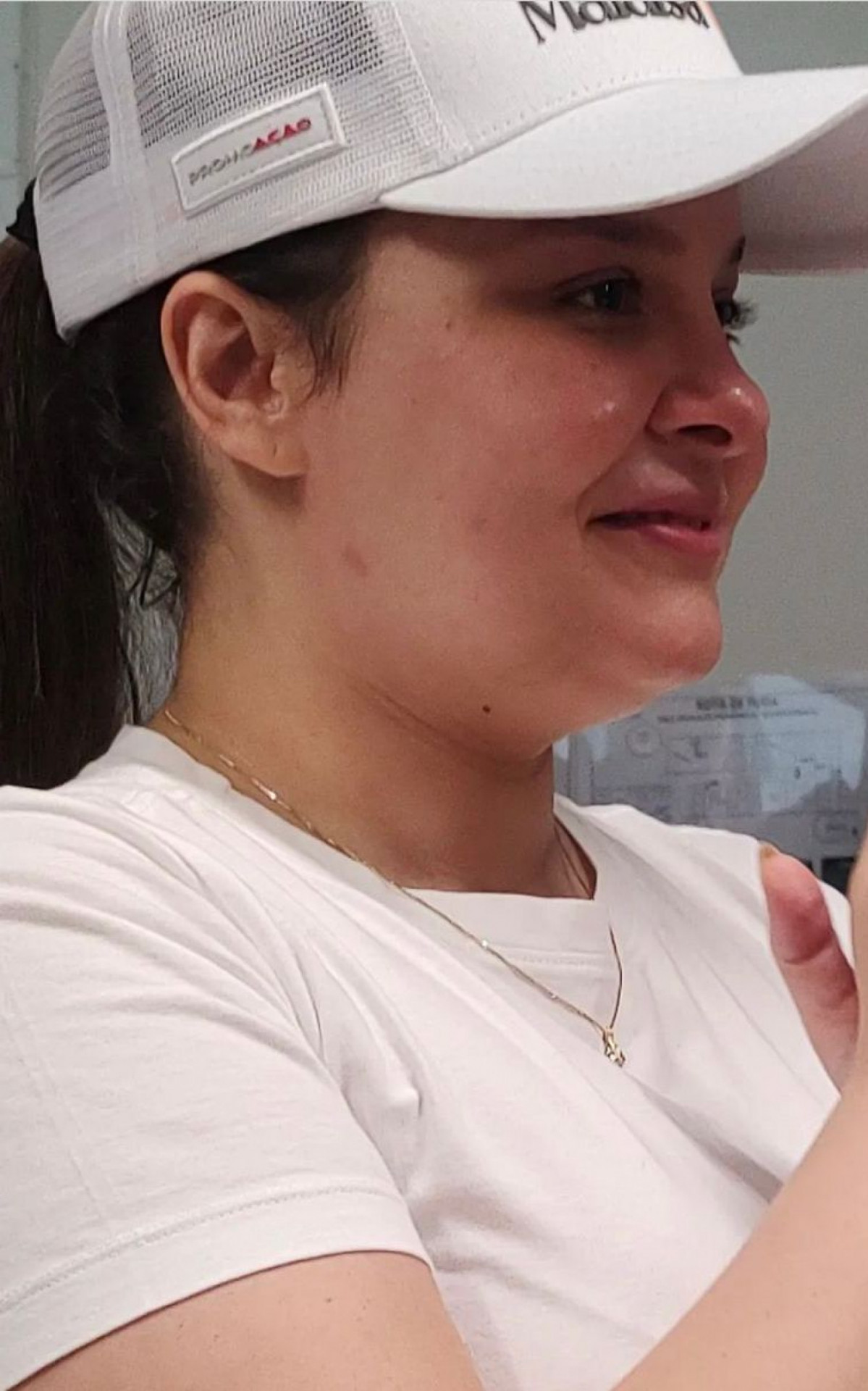 Maiara em visita a hospital oncol&oacute;gico