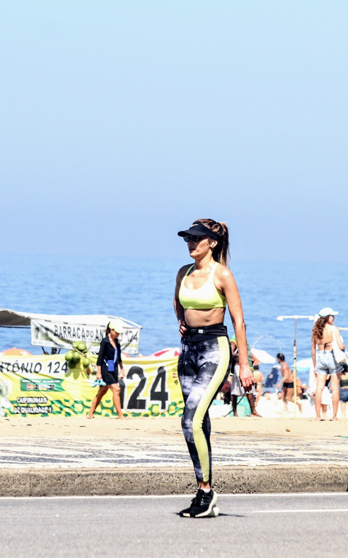 Patr&iacute;cia Poeta pratica caminhada na Zona Sul do Rio