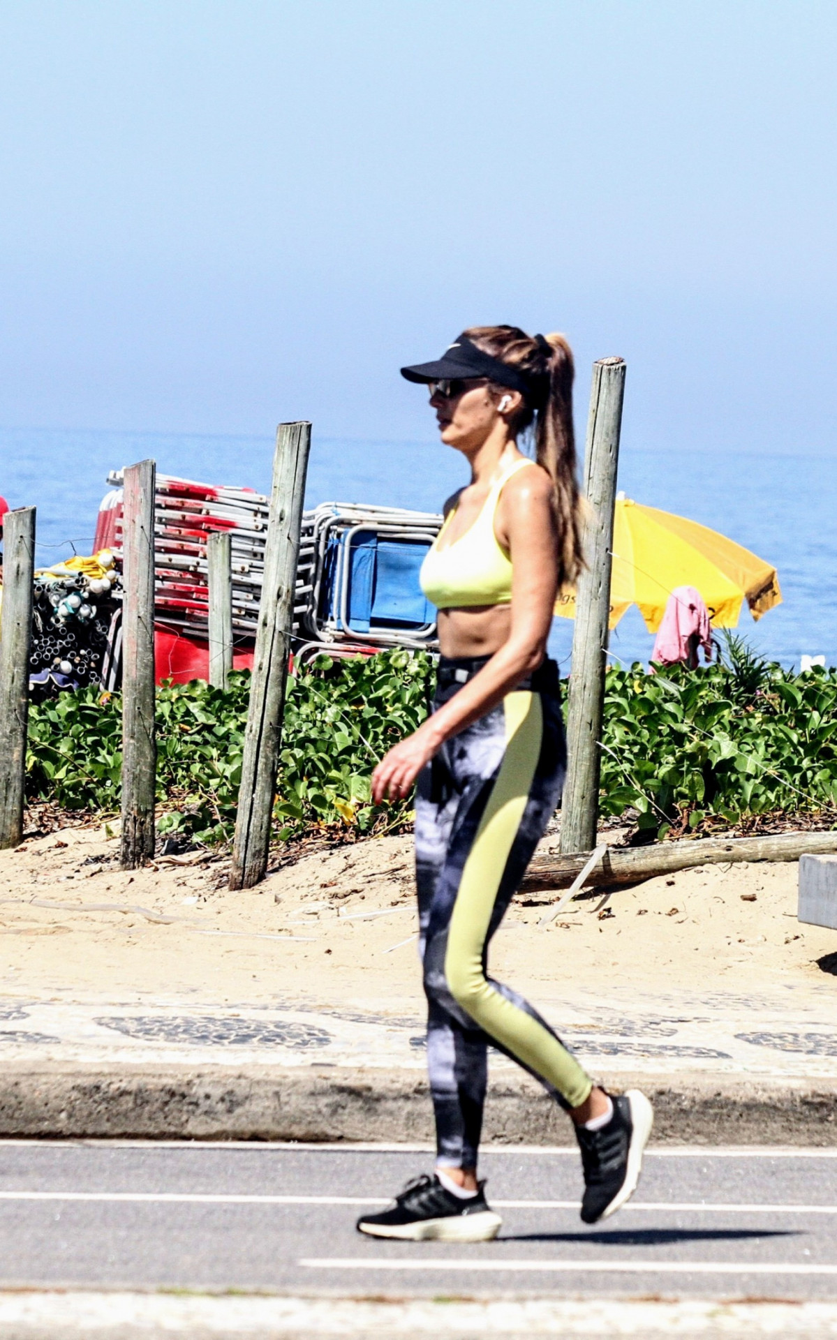 Patr&iacute;cia Poeta pratica caminhada na Zona Sul do Rio