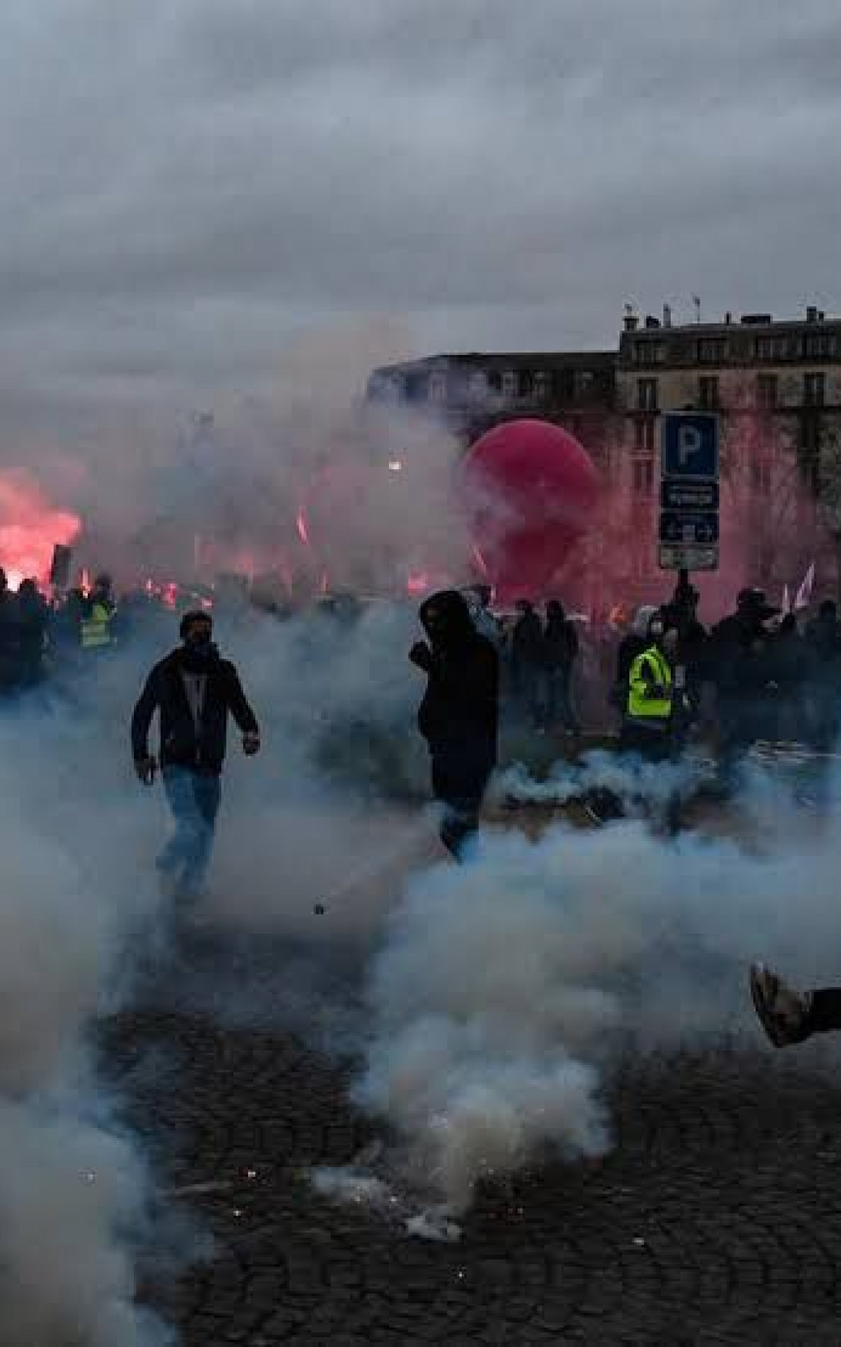 População não está contente com a decisão de Macron - AFP