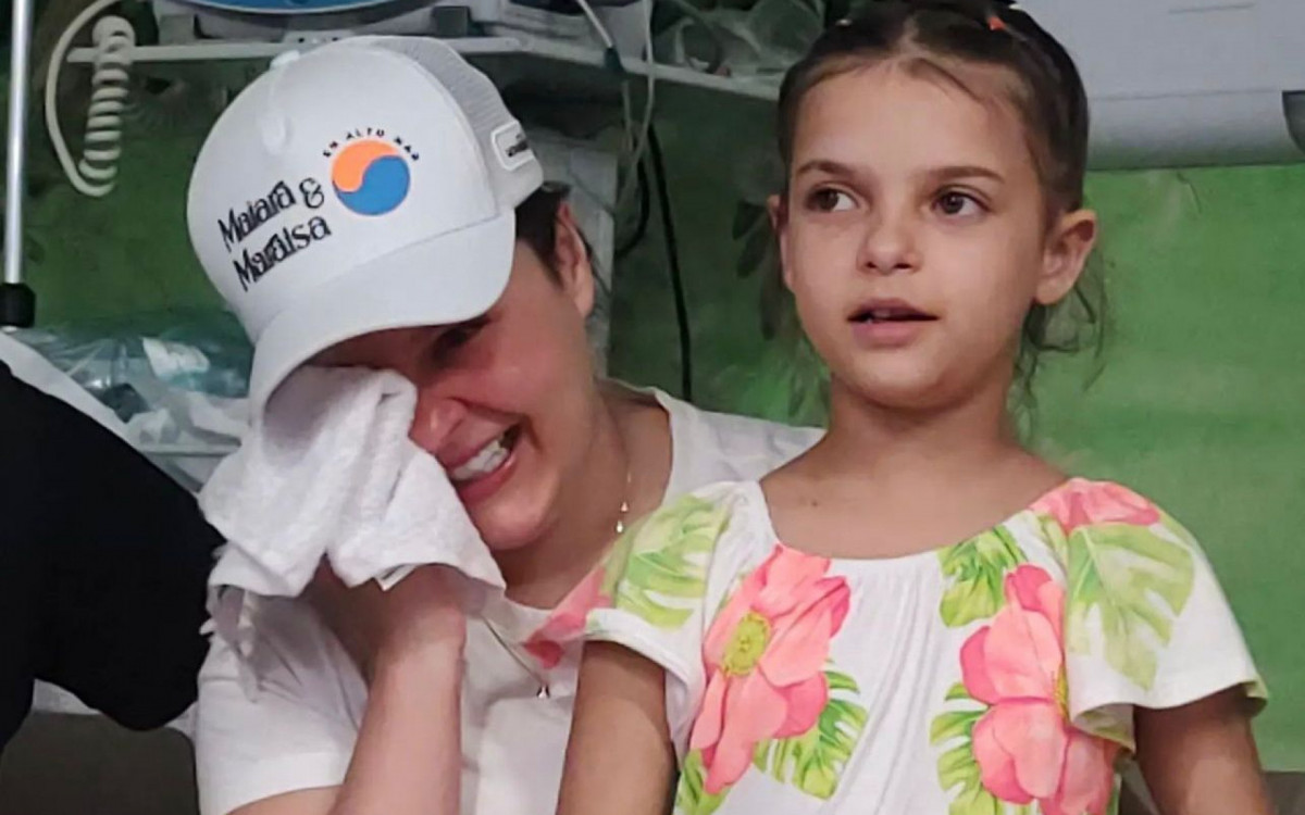 Maiara em visita a hospital oncol&oacute;gico