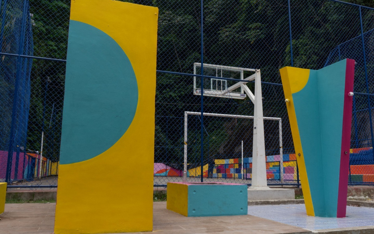 Quadra poliesportiva fica localizada na Rua Portão Vermelho, na Rocinha