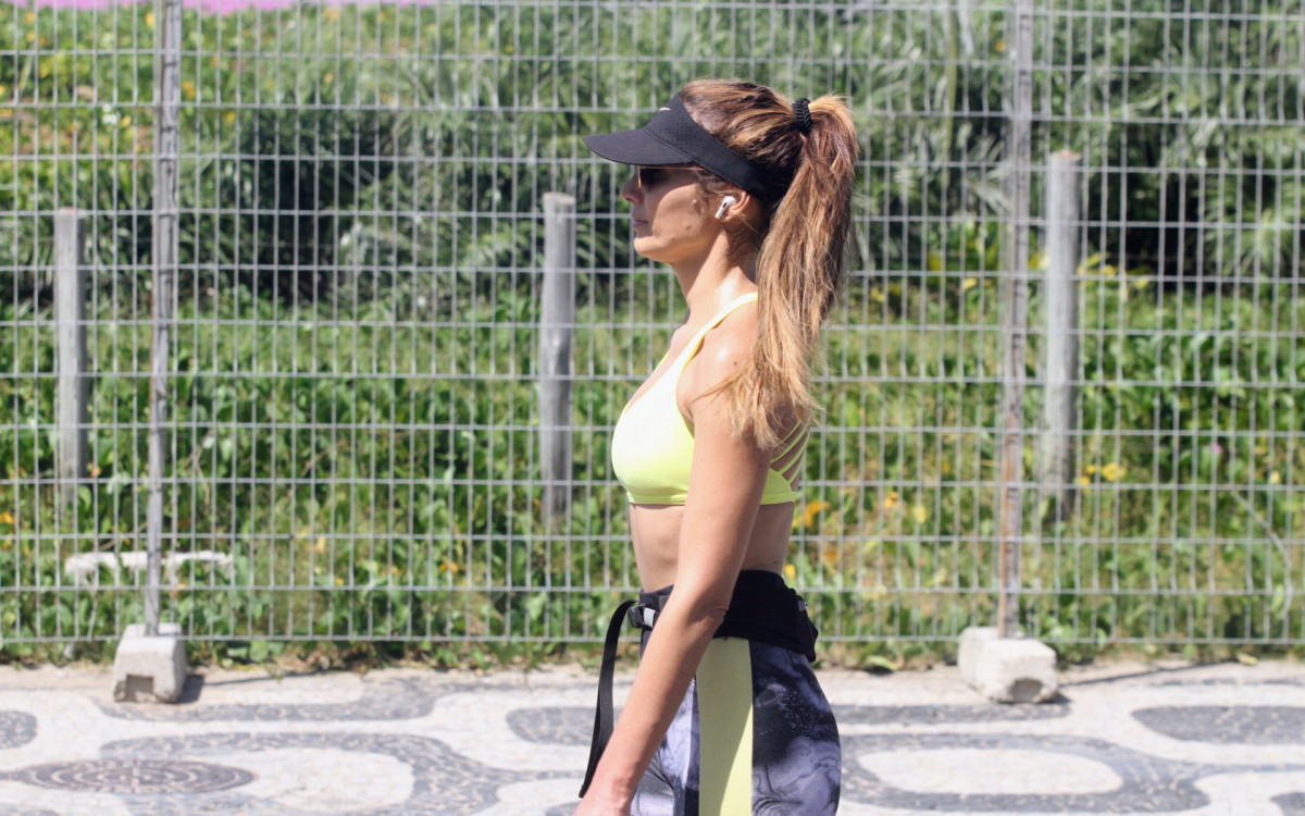 Patr&iacute;cia Poeta pratica caminhada na Zona Sul do Rio