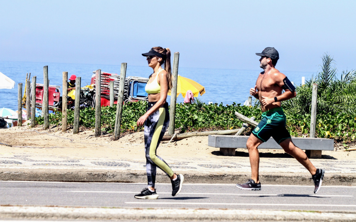 Patr&iacute;cia Poeta pratica caminhada na Zona Sul do Rio