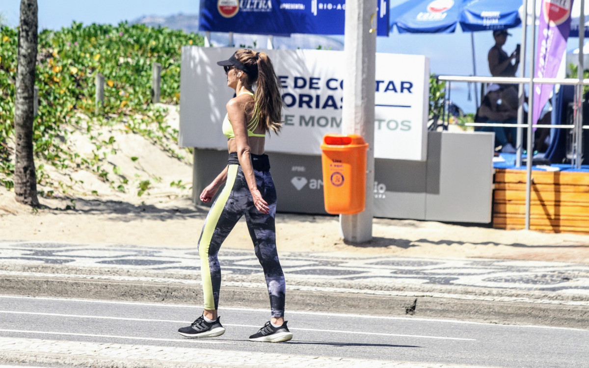 Patr&iacute;cia Poeta pratica caminhada na Zona Sul do Rio