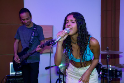 Duo PlaDu Bonita faz pocket show no Dia da Poesia