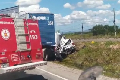 Vídeo mostra momento de acidente com seis mortos entre carreta e carro em Guapimirim