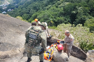 Bombeiros resgatam idoso no Costão de Itacoatiara