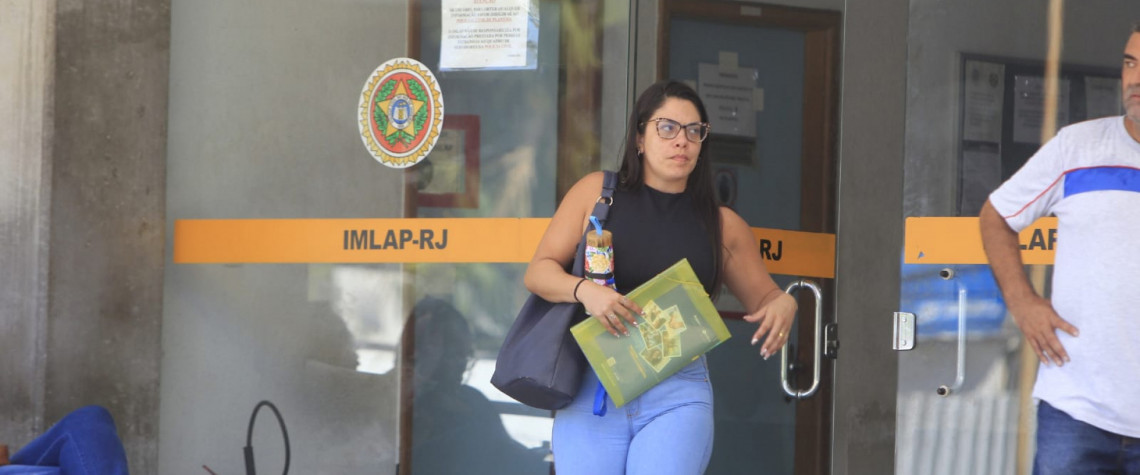 Familiares de Antônio Carlos Guarani estiveram no Instituto Médico Legal (IML) do Centro para liberação do corpo na manhã desta segunda-feira (20). - Reginaldo Pimenta/Agência O DIA