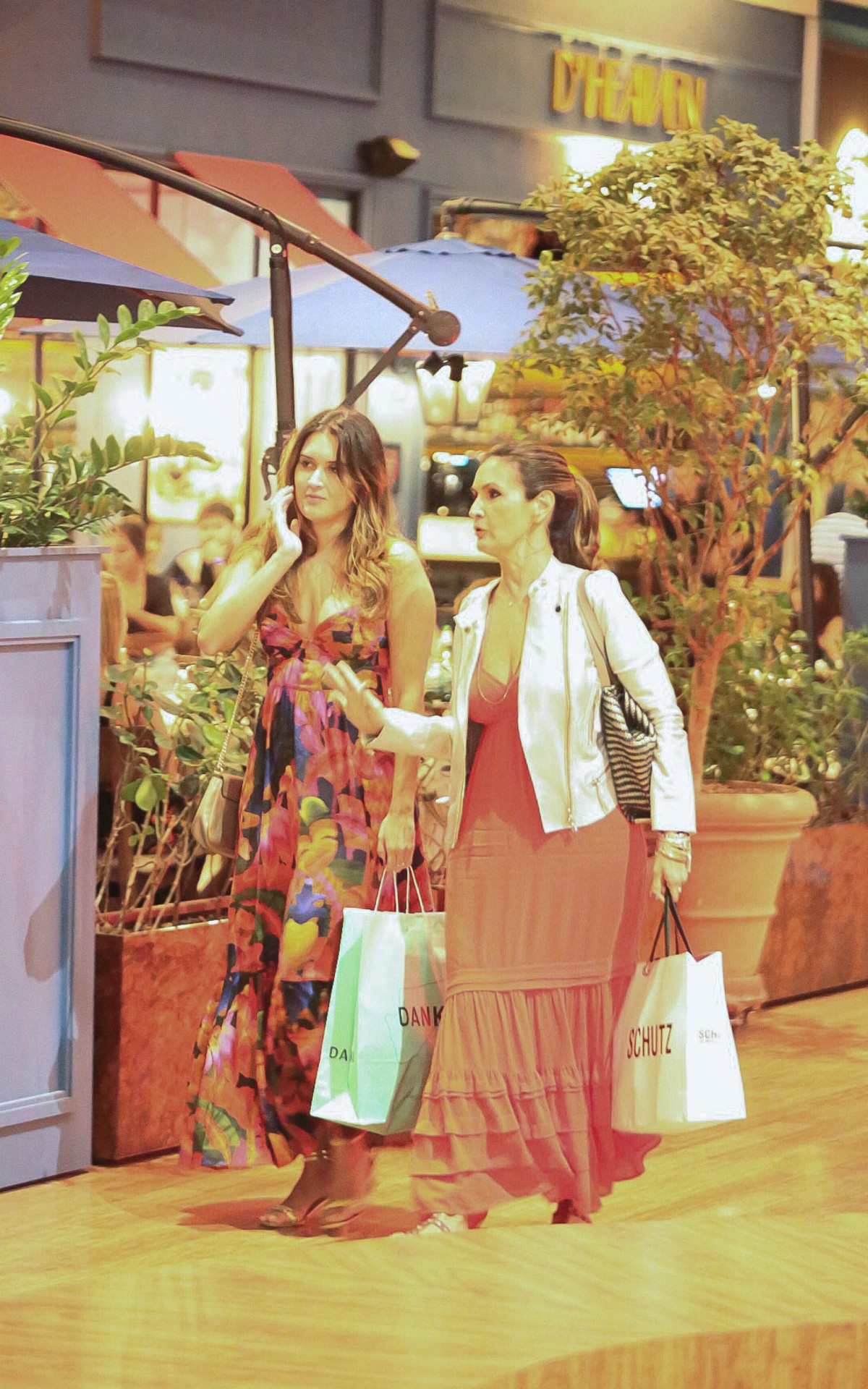 F&aacute;tima Bernardes passeia no shopping com a filha Bia Bonemer na noite deste domingo