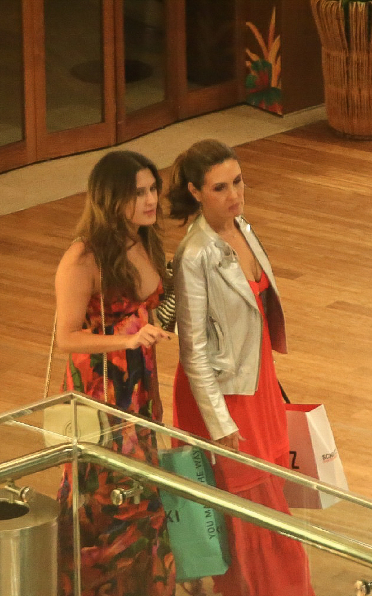 F&aacute;tima Bernardes passeia no shopping com a filha Bia Bonemer na noite deste domingo