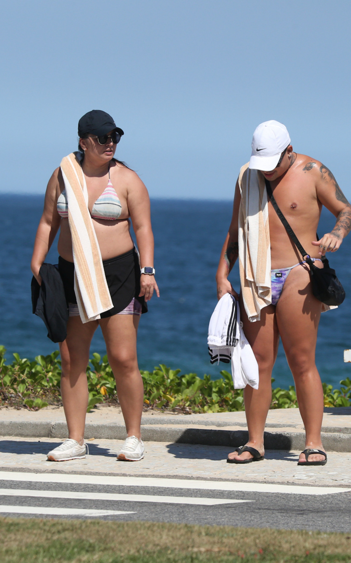 Gloria Groove curte dia de sol na Praia da Barra da Tijuca, na Zona Oeste do Rio, nesta segunda-feira