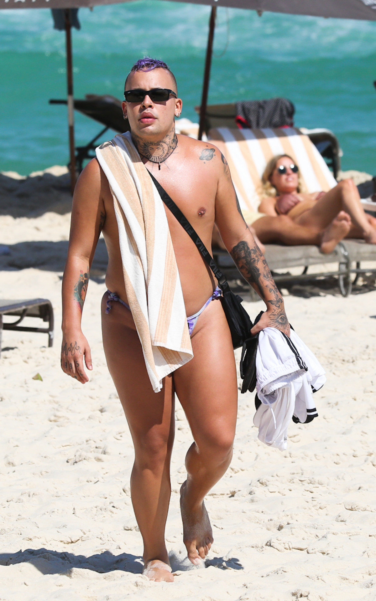 Gloria Groove curte dia de sol na Praia da Barra da Tijuca, na Zona Oeste do Rio, nesta segunda-feira