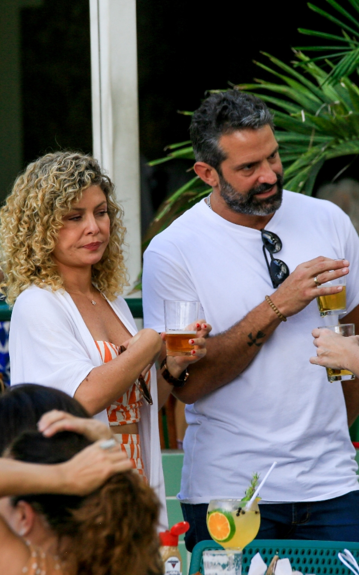 B&aacute;rbara Borges e Iran Malfitano v&atilde;o a restaurante com amigos na Lagoa Rodrigo de Freitas, na Zona Sul do Rio, na tarde desta segunda-feira