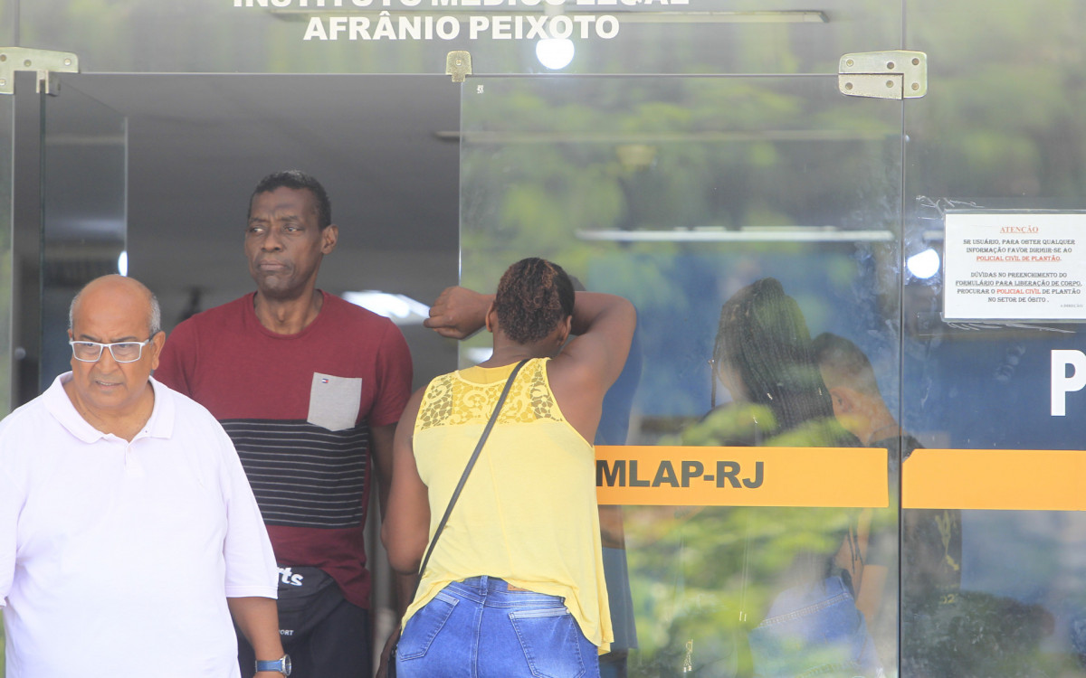 Familiares de Jean Jerry David estiveram no IML, nesta segunda-feira, para libera&ccedil;&atilde;o do corpo