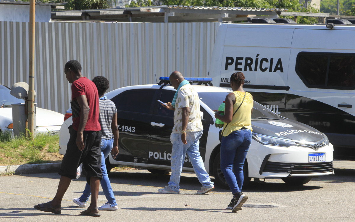 Familiares de Jean Jerry David deixando o IML 