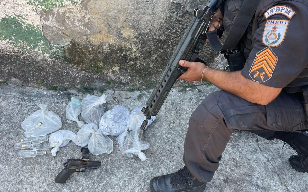 Arma e drogas apreendidas pela PM na Cidade de Deus