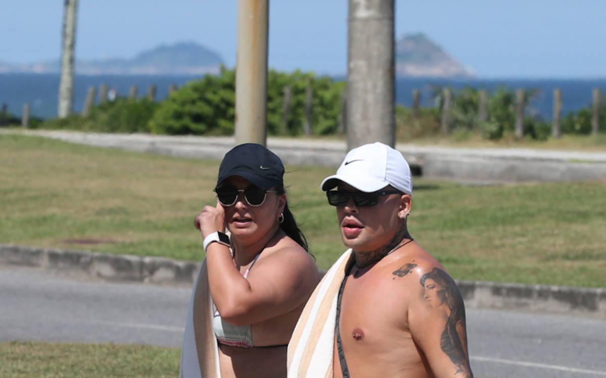 Gloria Groove curte dia de sol na Praia da Barra da Tijuca, na Zona Oeste do Rio, nesta segunda-feira